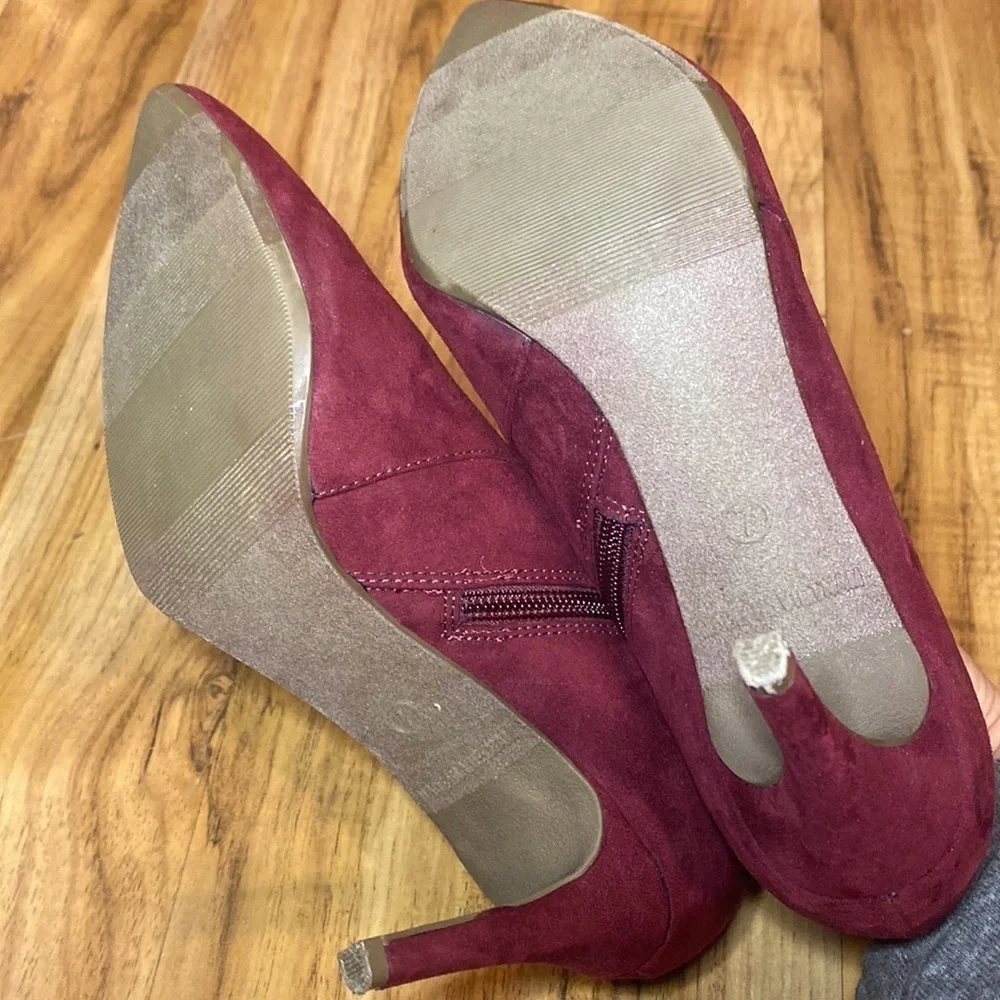 Old Navy Ankle Heel Boots Suede Maroon, size 7, zipper sides